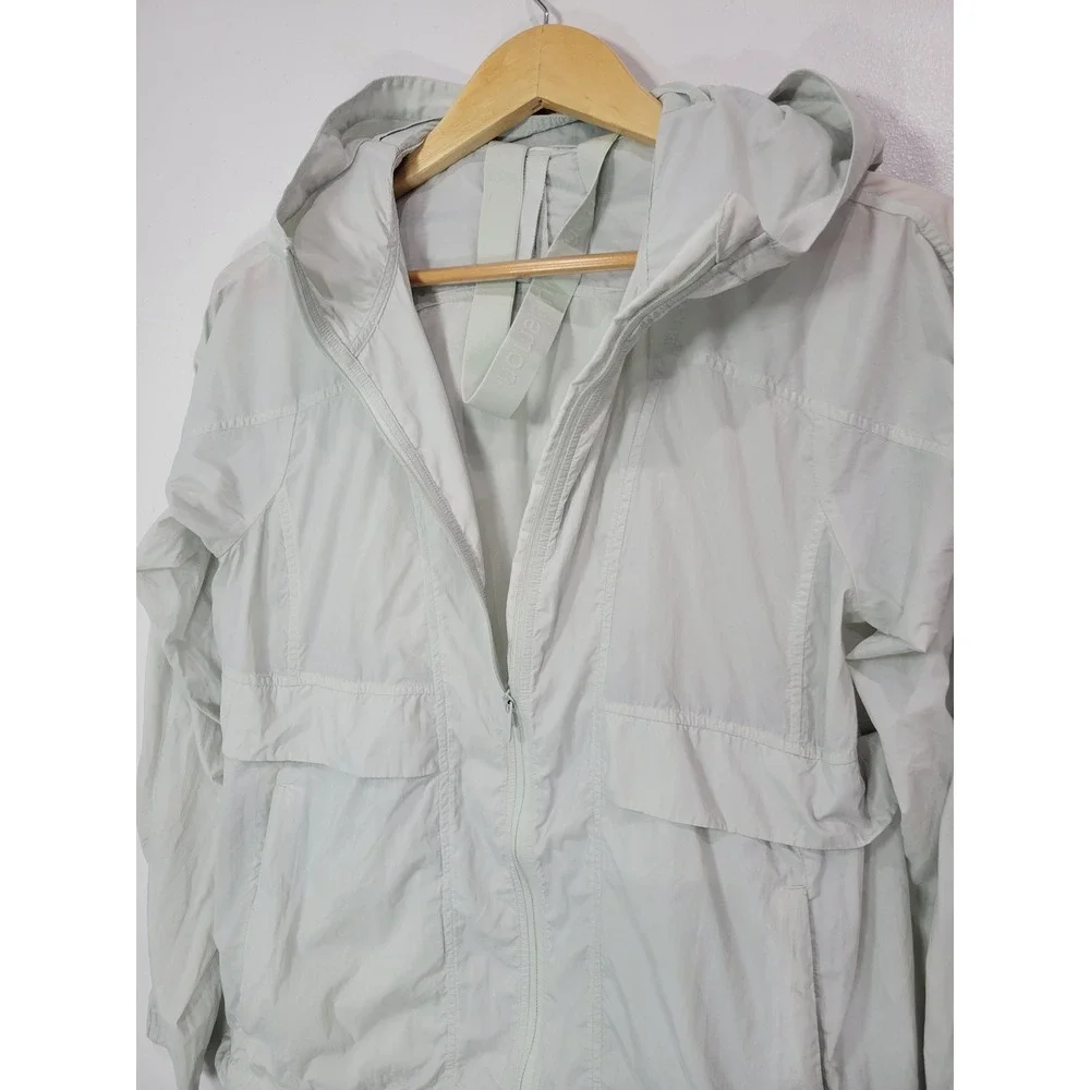 Lululemon Lightweight Hood Lite Windbreaker Packable Jacket Pale‎ Green Size 6